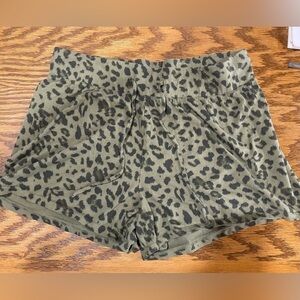 J A S M‎ I N E  +  G I N G E R short shorts / pj bottoms in animal print M